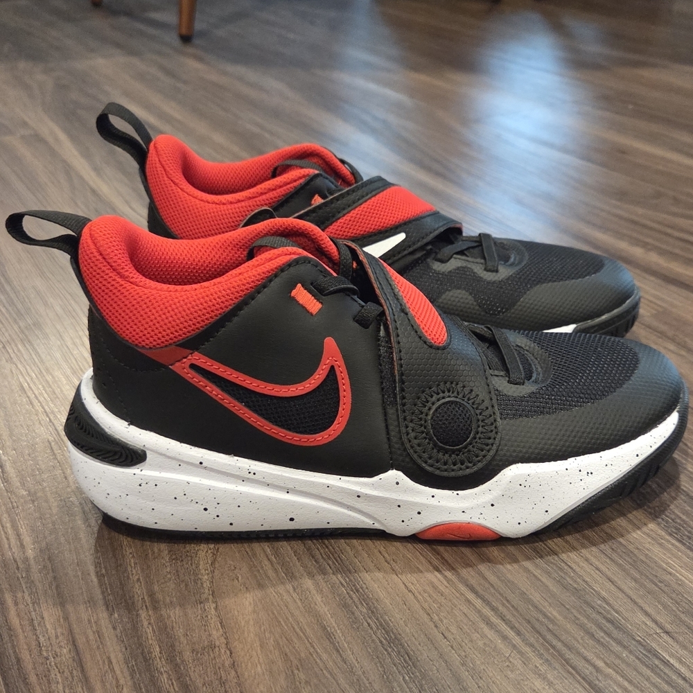 Nike Kids Black and Red Team Hustle Sneakers 4Y